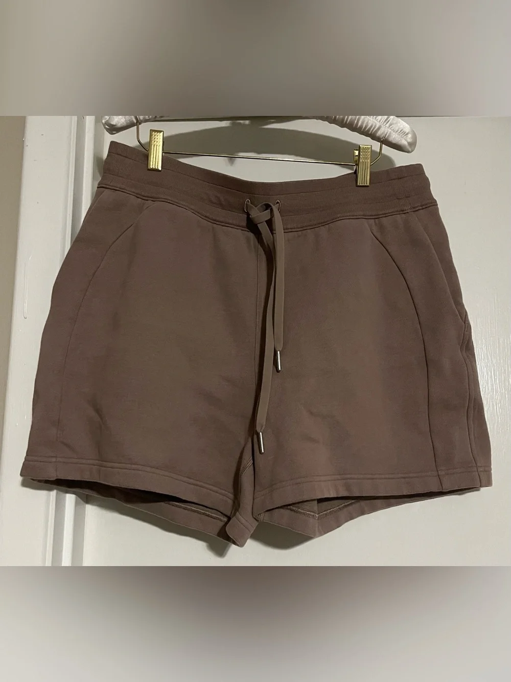 LULULEMON SCUBA HIGH RISE SHORTS 5”in TAUPETASTIC SIZE 12